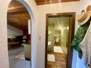 Chuveiro, toalhas de banho