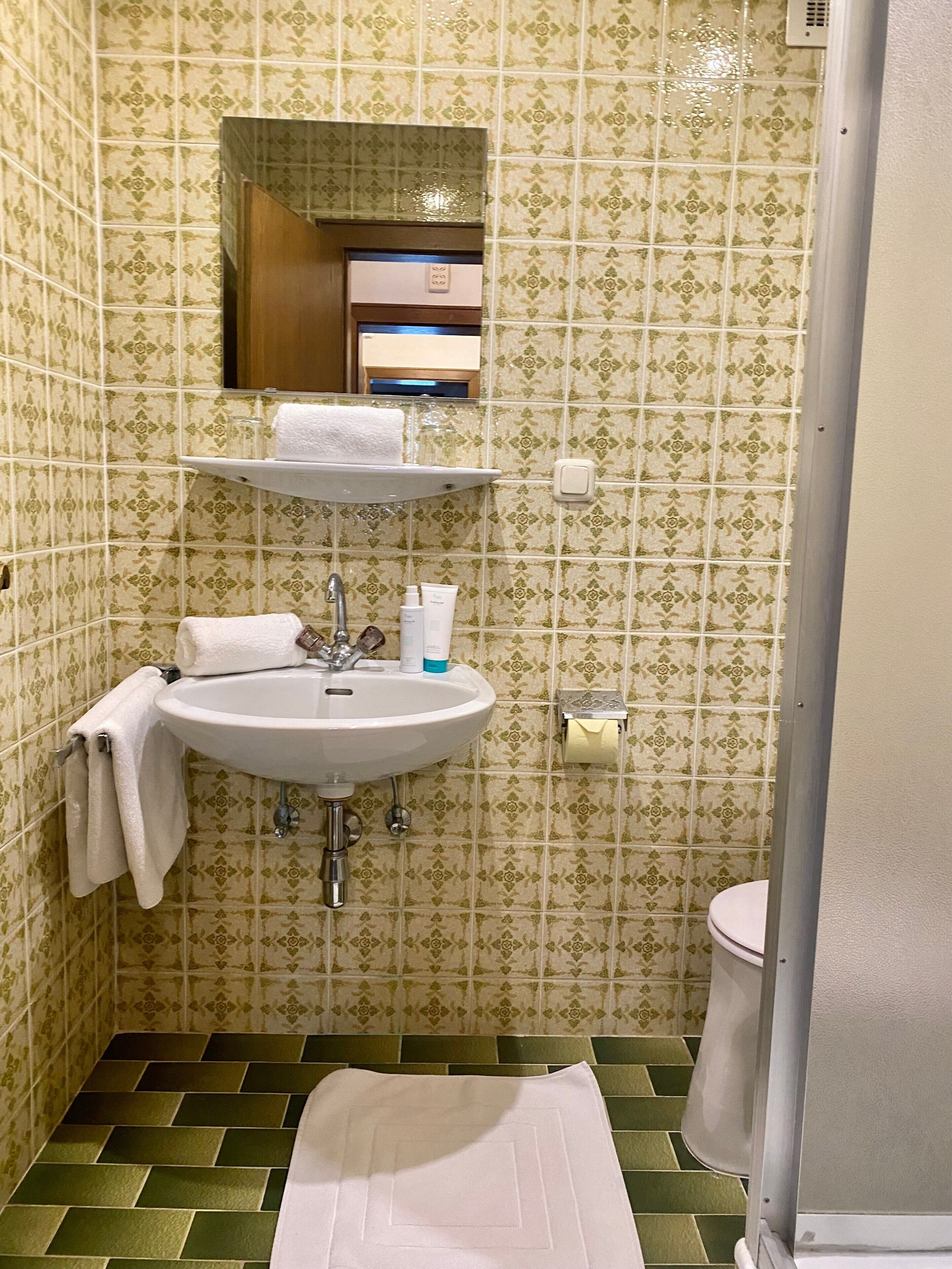 Shower, towels