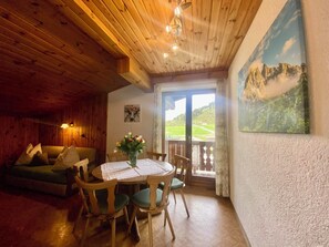 Dining - Apartment '4' with Mountain View, Shared Garden & Wi-Fi (Taxenbach)