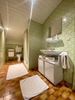 Dusj, hårføner og håndklær