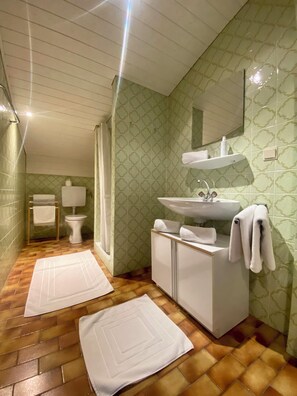 Dusche, Haartrockner, Handtücher