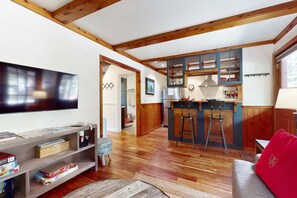 Fernseher, Kamin, DVD-Player