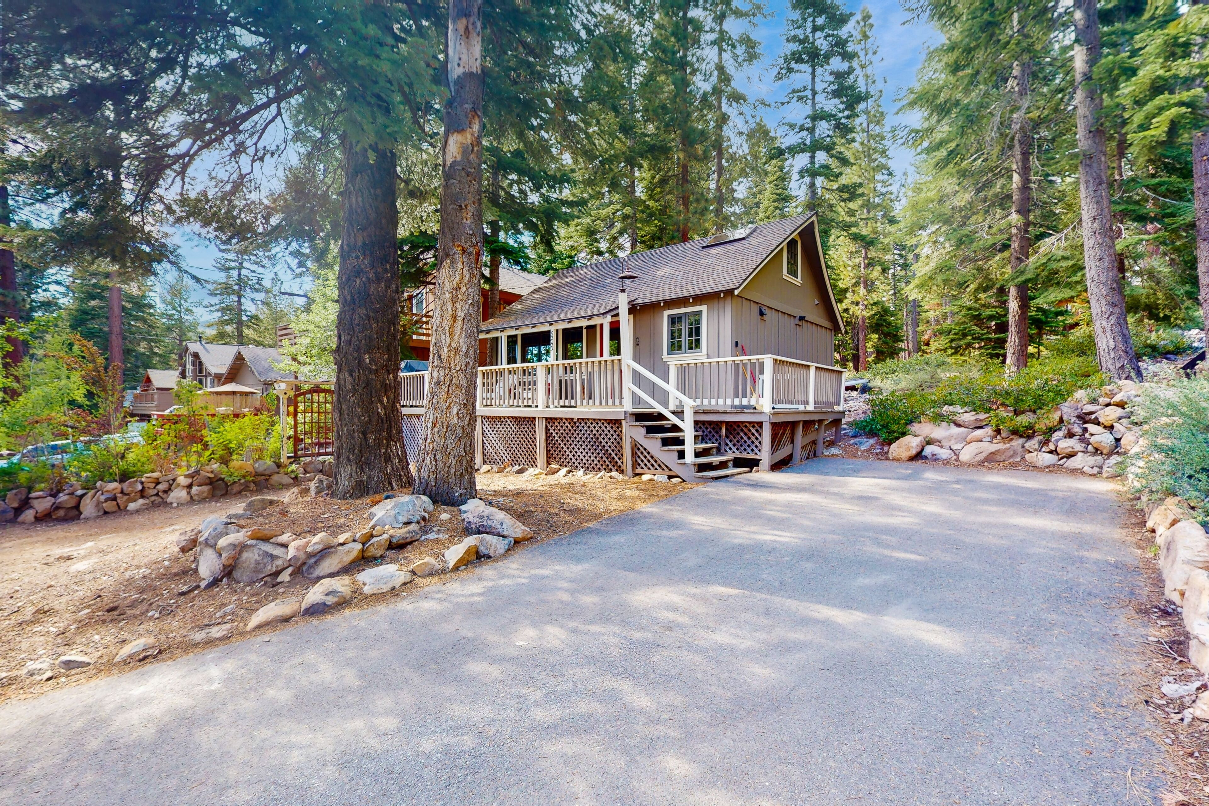 Cute cabin w/ spacious porch, walk to beach & dining, central to ski resorts