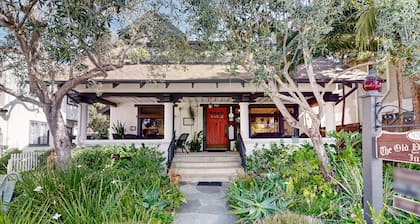 Old Yacht Club Inn All-Suite Getaway - 1 Block to East Beach, Walk Everywhere