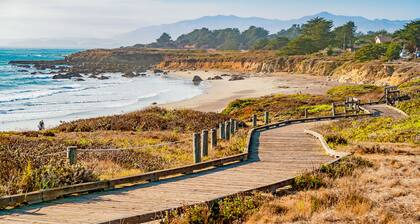 The Silver Lady | Retro-Chic Retreat w/ Huge Mountain-View Deck | Near Beach