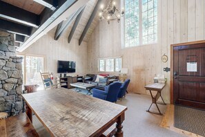 TV, caminetto, impianto stereo