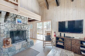 TV, caminetto, impianto stereo