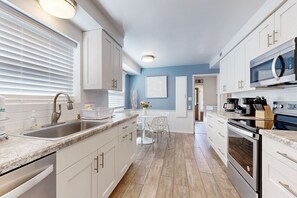 ثلاجة، ميكروويف، فرن، موقد طهي مسطح