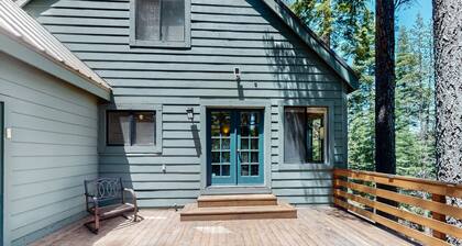 Dog-friendly home with access to Tahoe Donner pool & sauna - near golf & skiing