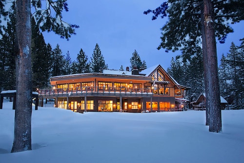 Dog-friendly home with access to Tahoe Donner pool & sauna - near golf & skiing