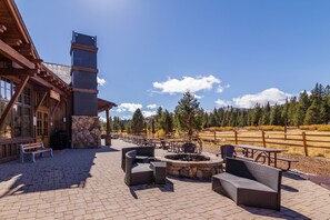 Outdoor dining - Dog-friendly home with access to Tahoe Donner pool & sauna - near golf & skiing (Truckee)
