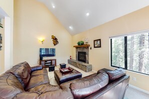 TV, fireplace, video games, DVD player - Dog-friendly home with access to Tahoe Donner pool & sauna - near golf & skiing (Truckee)