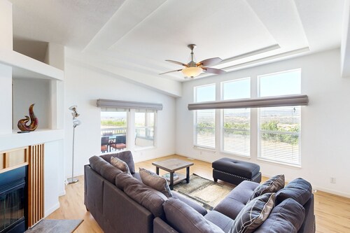 Wine Enthusiast Escape w/ Vineyard Views - 7 Miles to Downtown