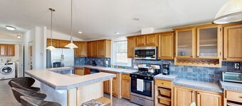 Wine Enthusiast Escape w/ Vineyard Views - 7 Miles to Downtown