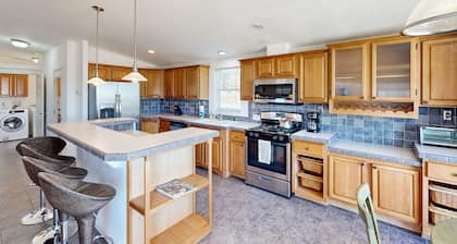 Wine Enthusiast Escape w/ Vineyard Views - 7 Miles to Downtown
