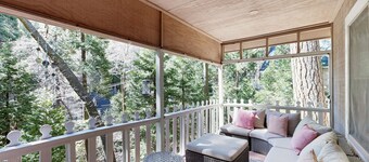 Near Lake Arrowhead Village with loft , Deck & Lake Access Card