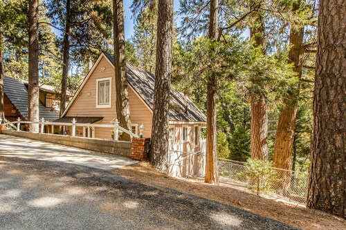 Near Lake Arrowhead Village with loft , Deck & Lake Access Card