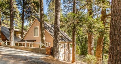 Near Lake Arrowhead Village with loft , Deck & Lake Access Card