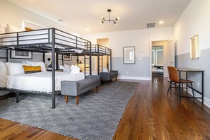 8 camere, una scrivania, ferro/asse da stiro, culla da viaggio