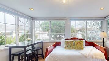 1 bedroom, internet, bed sheets