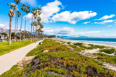 Intimate retreat 1 block to beach with Cal king bed & bonus sleeping room