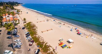 Intimate retreat 1 block to beach with Cal king bed & bonus sleeping room