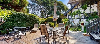 Lovely corner unit studio with patio & grill - 1 block to famed East Beach