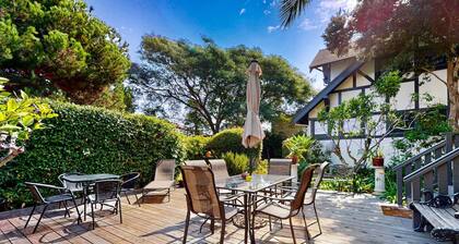 Lovely corner unit studio with patio & grill - 1 block to famed East Beach