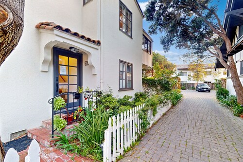 Classic beach suite 1 block to ocean - fireplace, lovely patio, near downtown