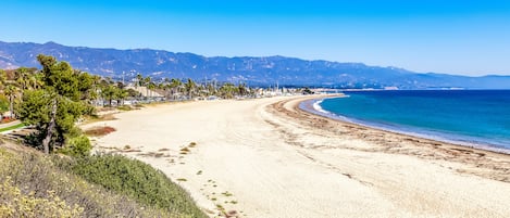 Una spiaggia nelle vicinanze