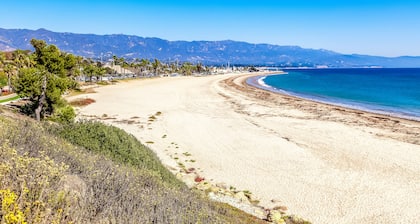 Coastal cottage with private patio - 2 minute walk to beach