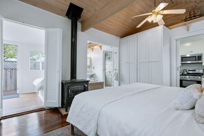 1 habitación, escritorio, tabla de planchar con plancha y internet 