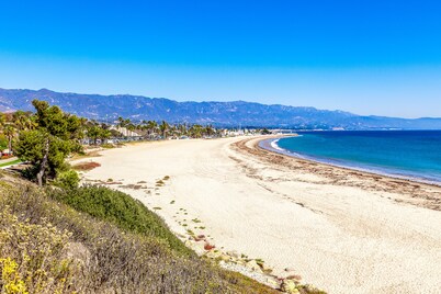Charming 229-sq-ft studio near Stearns Wharf & 1 block to famed East Beach