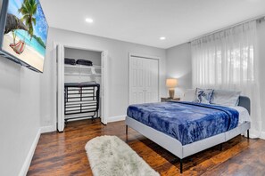 2 間睡房、房內夾萬、熨斗/熨衫板、可攜式嬰兒床