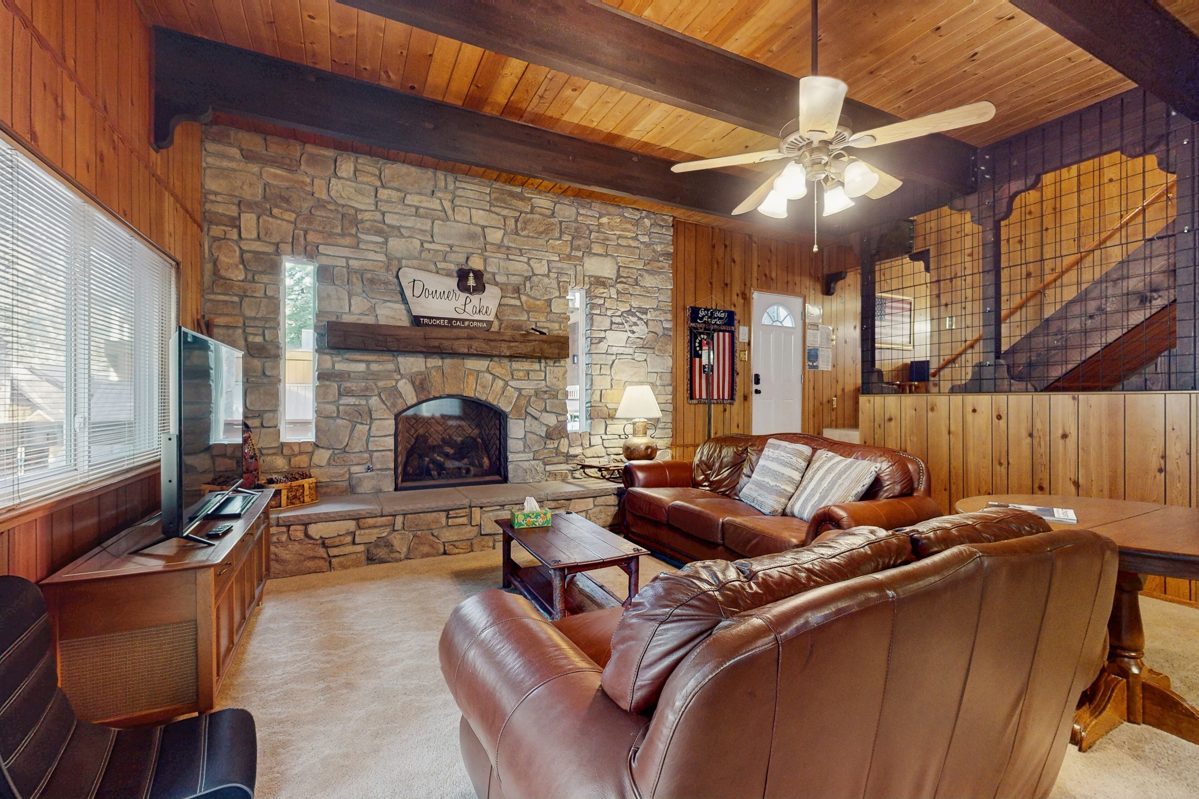 Télévision, cheminée, lecteur de DVD