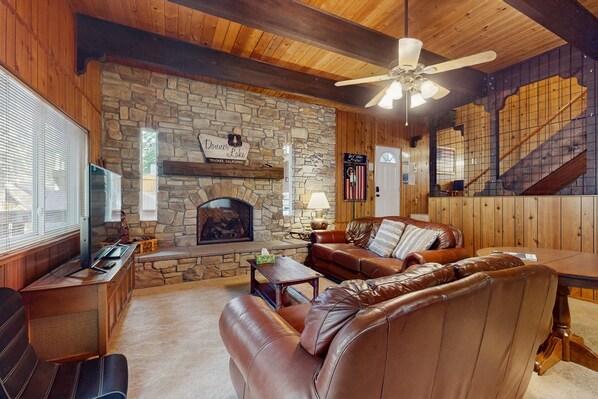 Fernseher, Kamin, DVD-Player