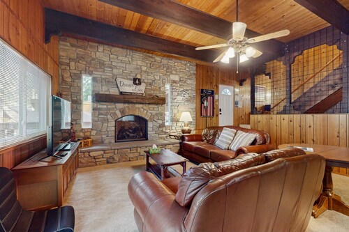 Donner Lake home with pool table - minutes to hiking, skiing & downtown