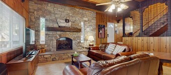 Donner Lake home with pool table - minutes to hiking, skiing & downtown