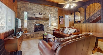 Donner Lake home with pool table - minutes to hiking, skiing & downtown