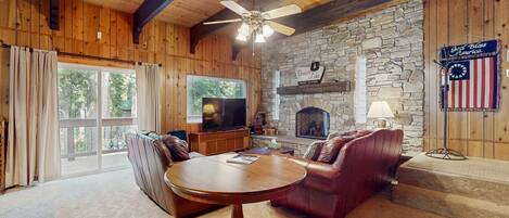 Una televisión, una chimenea, un reproductor de DVD