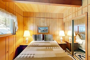 4 bedrooms, desk, free Internet, bed sheets
