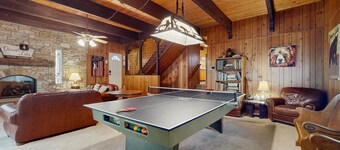 Donner Lake home with pool table - minutes to hiking, skiing & downtown