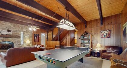 Donner Lake home with pool table - minutes to hiking, skiing & downtown