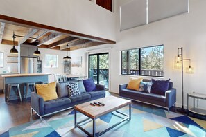 TV, caminetto, lettore DVD, tavolo da calcetto