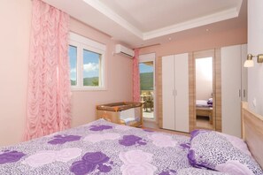 3 bedrooms, iron/ironing board, free WiFi, bed sheets