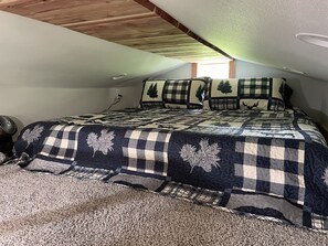 2 bedrooms, free WiFi, bed sheets - Grain Bin tiny home!  (Colcord)