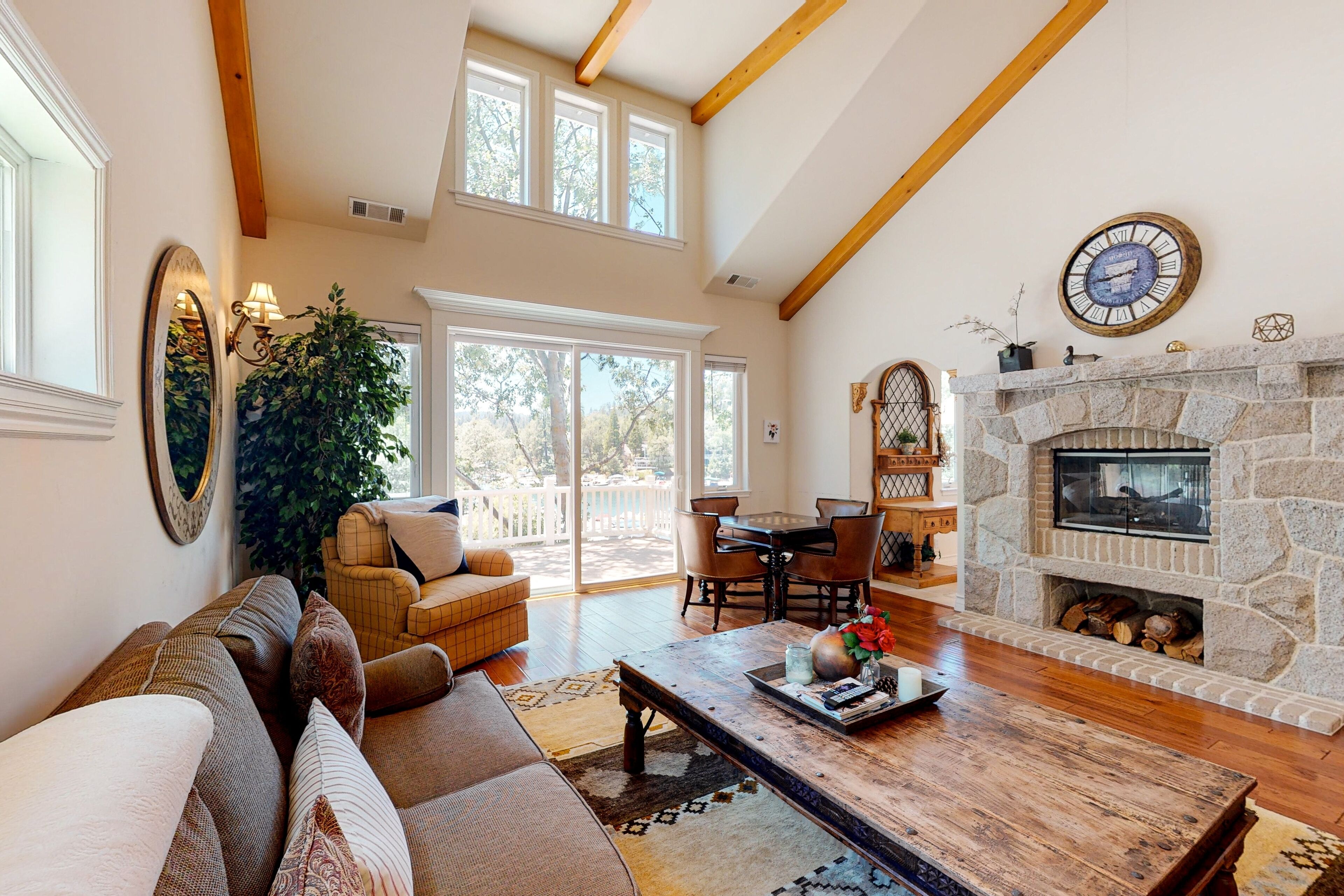Bayfront Beauty with billiards room & entertainers kitchen - dog-friendly