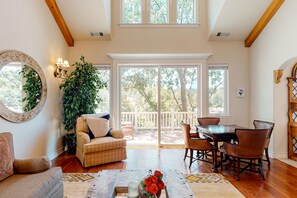 Televisión y chimenea 