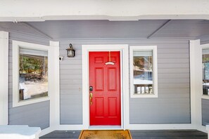 Exterior detail - Tree-top getaway with forested views, elevated deck & fireplace (Lake Arrowhead)