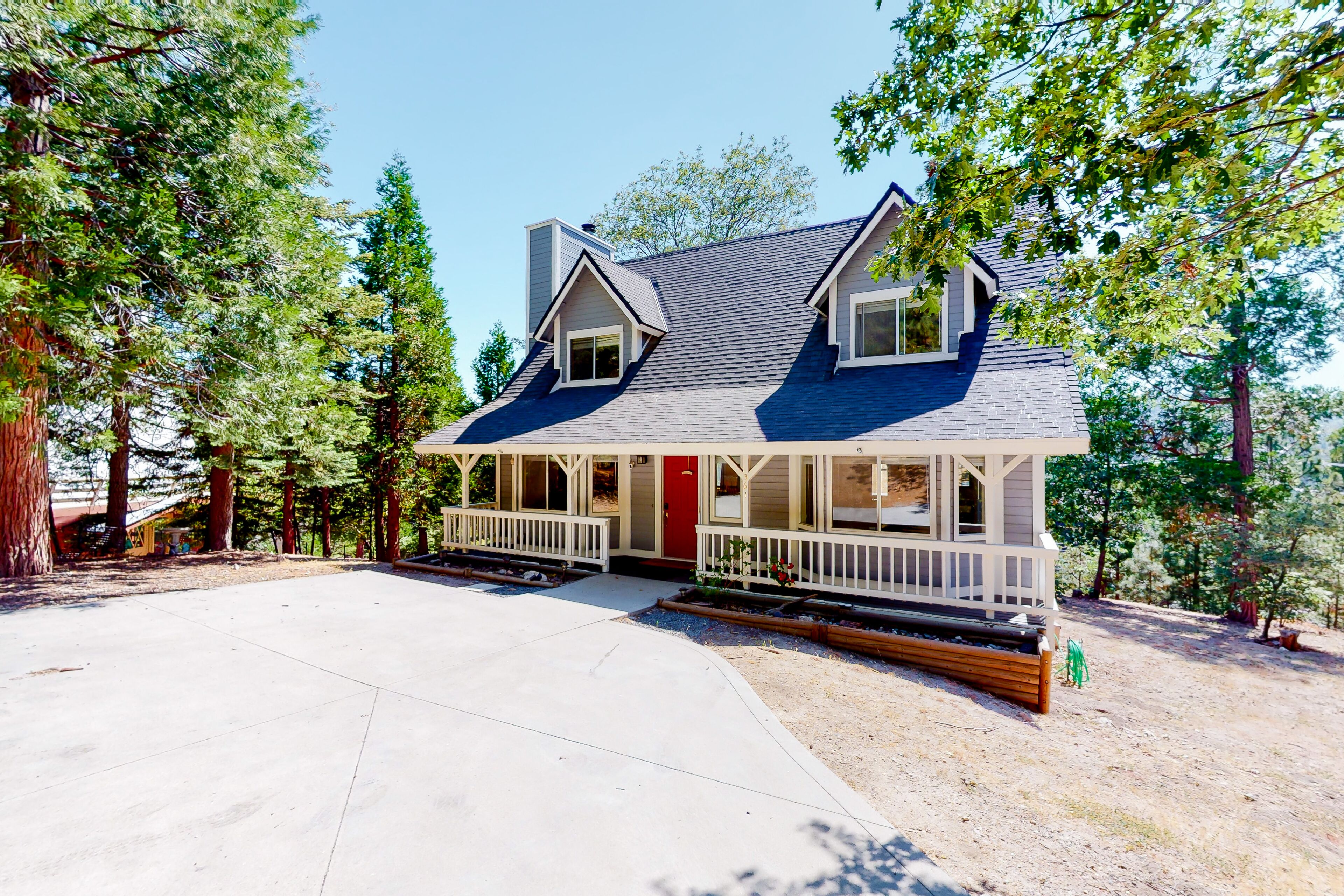 Tree-top getaway with forested views, elevated deck & fireplace